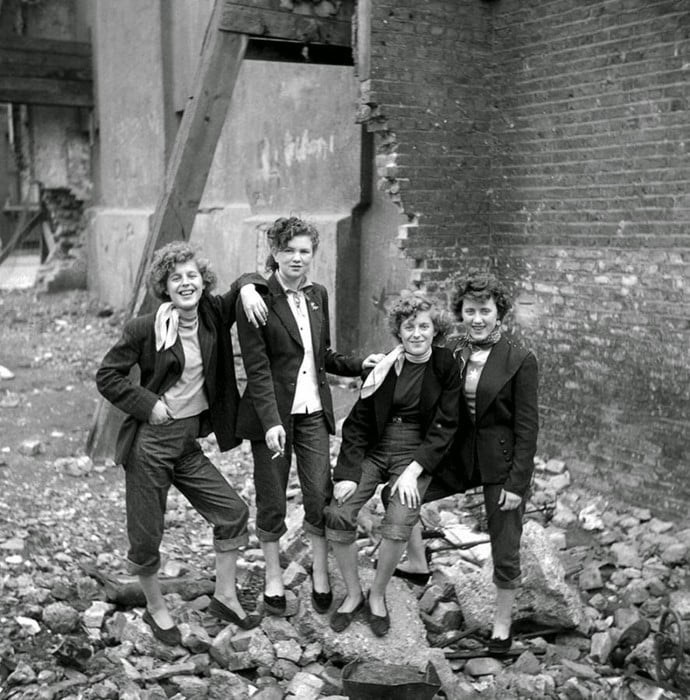 Elsie és Rose Hendon Mary Toovey-vel és Jean Raynerrel egy East End-i bombatelepen 1955. január © Ken Russell / Topfoto.co.uk