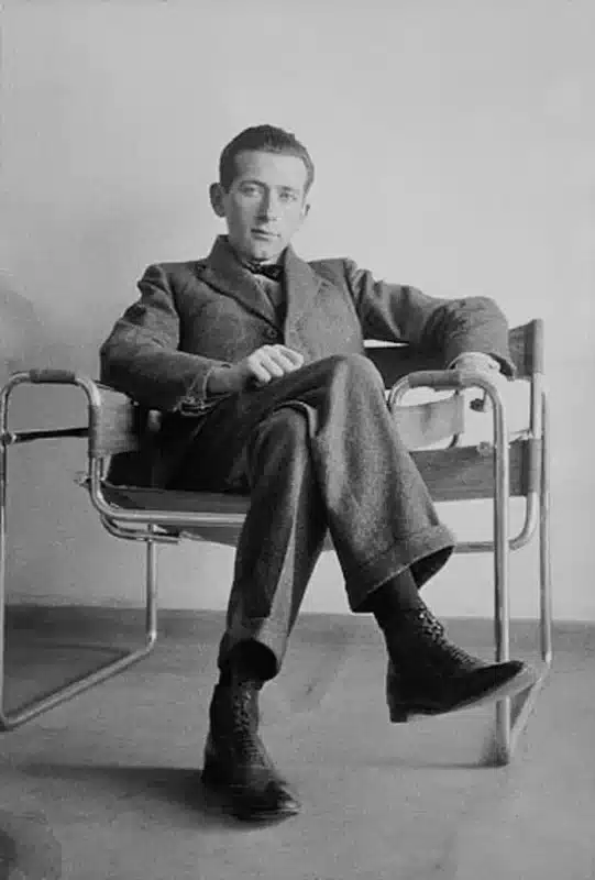 Marcel Breuer a Wassily-széken ül (kb. 1926)