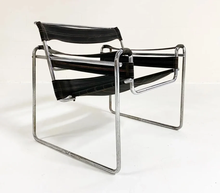 Marcel Breuer Model B3 (később Wassily) székének egyik legkorábbi példája, fekete Eisengarn szövettel. Fotó: Forsyth Saint Louis