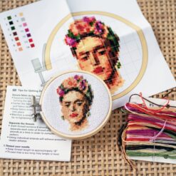 Mini keresztszemes hímzés készlet, Frida 8 cm