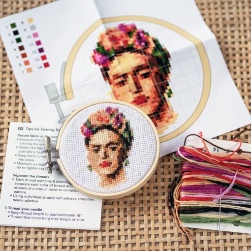 Mini keresztszemes hímzés készlet, Frida 8 cm