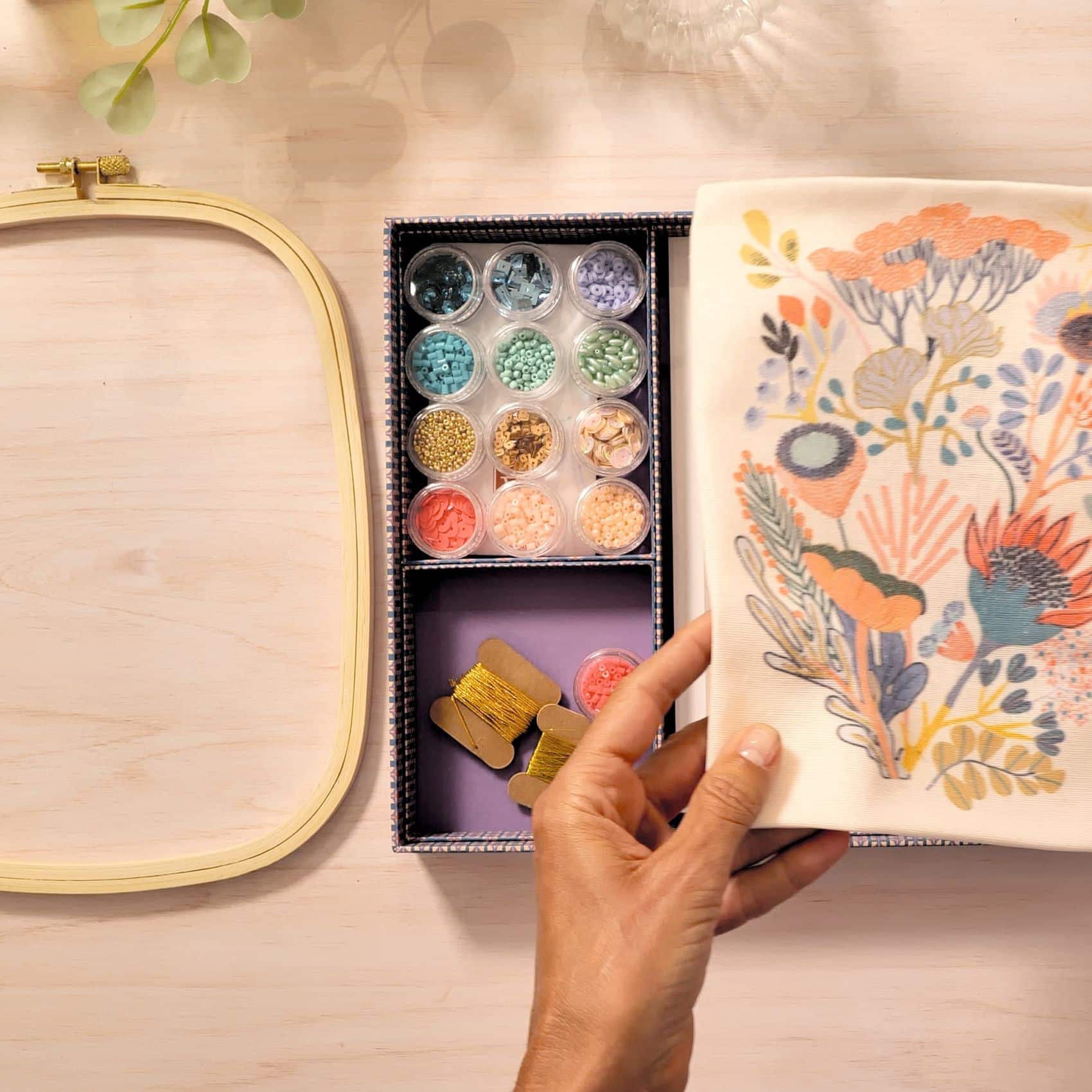 djeco-aga-muterem-58-gyongyhimzes-gyongyvirag-atelier-58-beadwork-ga10058-4-miniart djeco AGA - Atelier Grands Augustins Műterem 58 - Gyöngyhímzés, Gyöngyvirág - Atelier 58, Beadwork