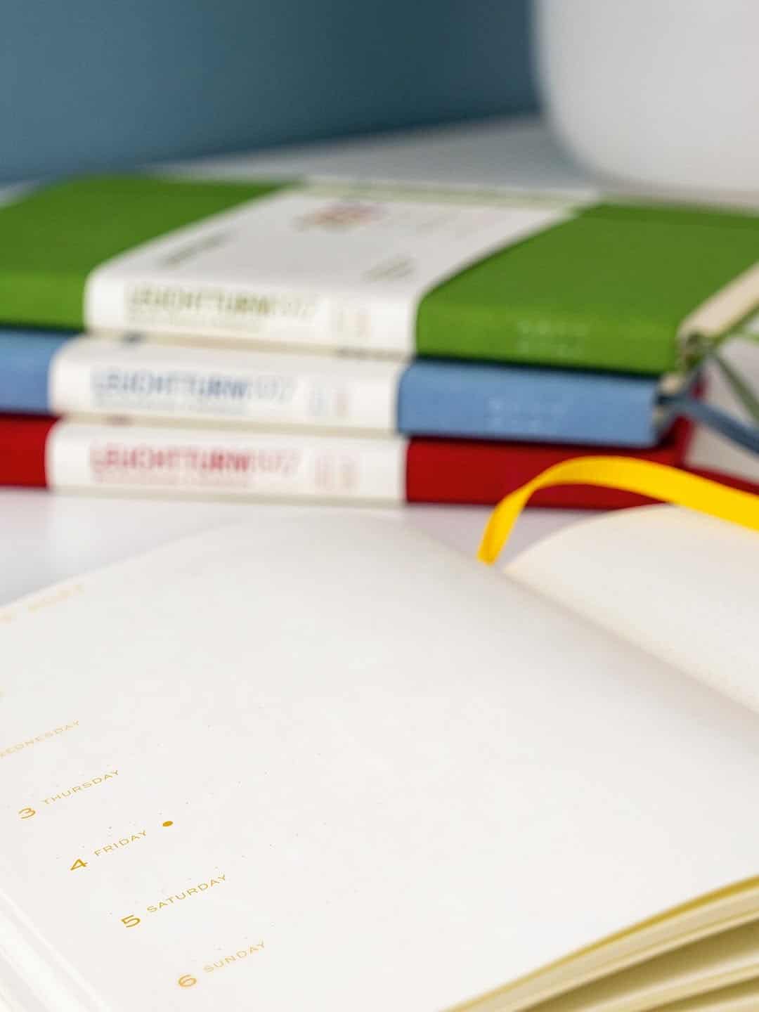 leuchtturm1917-2027-a5-heti-hataridonaplo-colourful-seasons LEUCHTTURM1917 2027 A5 heti határidőnapló és notesz | Colourful Seasons